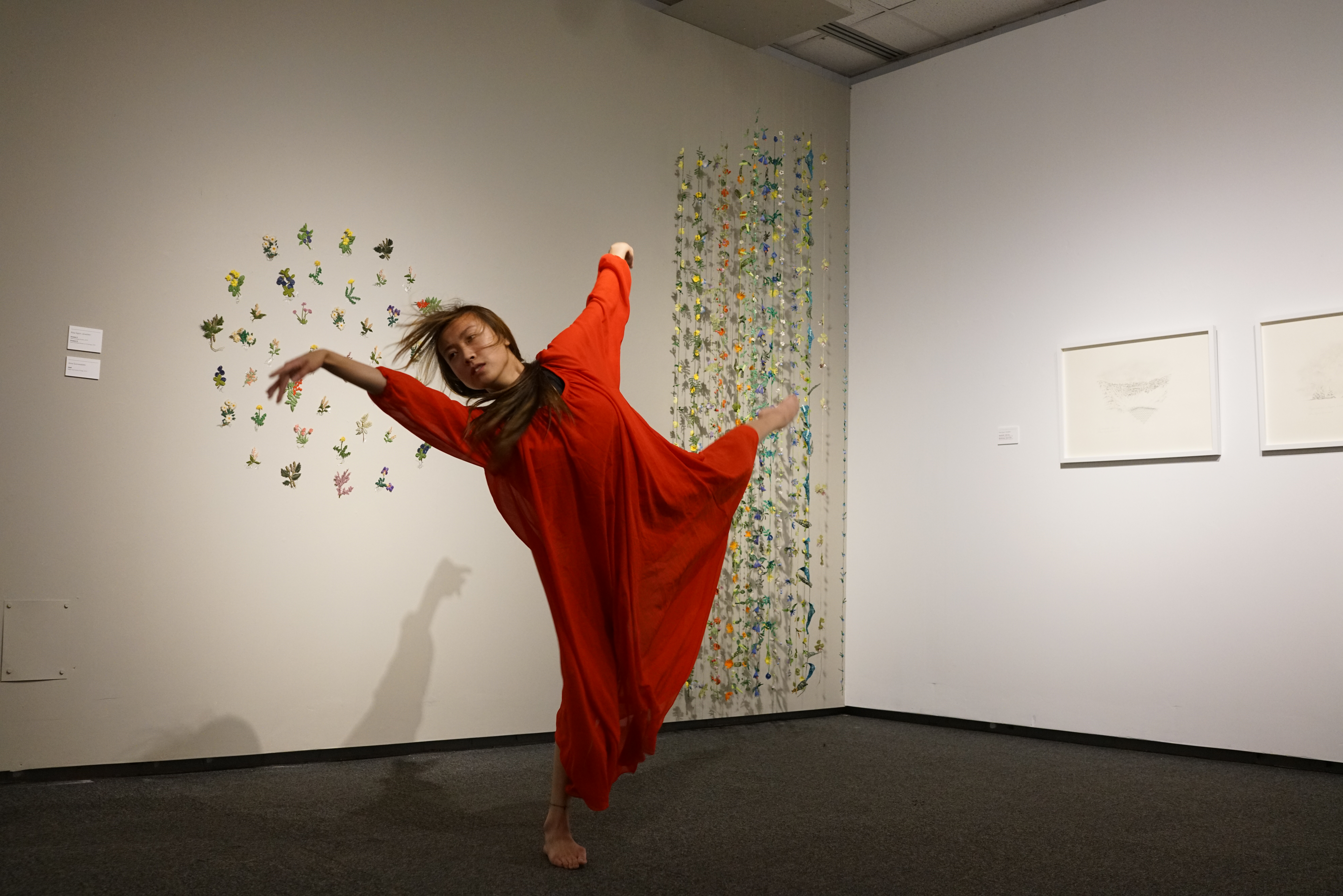 there is a woman that is standing in the middle of a dance pose