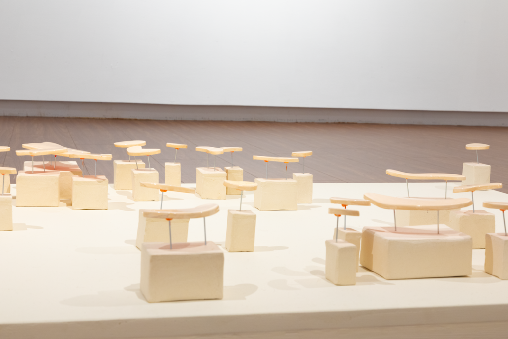 there are a lot of chairs and stools that are on a table